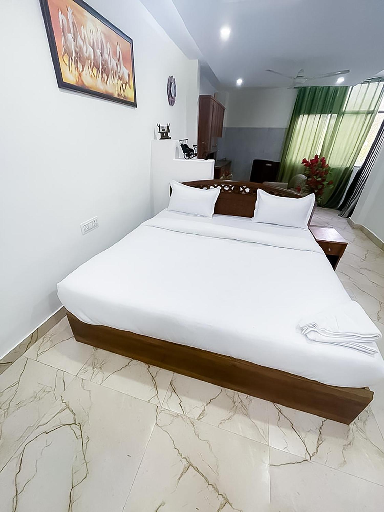 Hauz Khas Villa Near Miabella Cafe Hotel