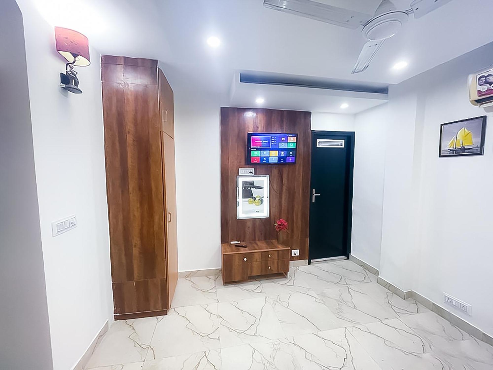 Hotel Hauz Khas Villa Near Miabella Cafe 3*